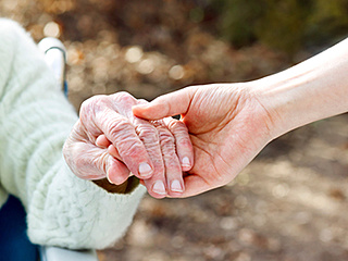 介護を要する高齢者の世話